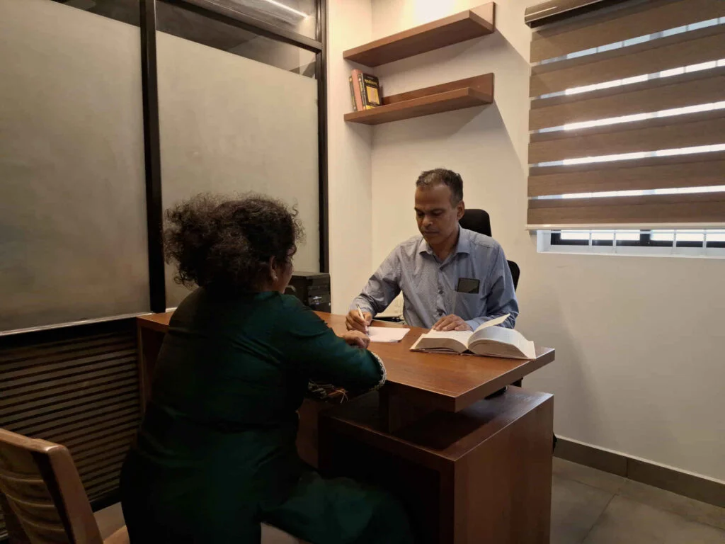 image-of-dr-anil-rai-giving-inner-health-consultation-to-a-female-patient-in-the-clinic Kannada Website ತಮ್ಮ ಕ್ಲಿನಿಕ್ ನಲ್ಲಿ ಮಾನಸಿಕ ಅಸ್ವಸ್ಟತೆಯ ಕುರಿತು ಸಮಾಲೋಚನೆ ನಡೆಸುತ್ತಿರುವ ಮನೋತಜ್ಞ ಡಾ. ಅನಿಲ್ ರೈ ಅವರ ಚಿತ್ರ.