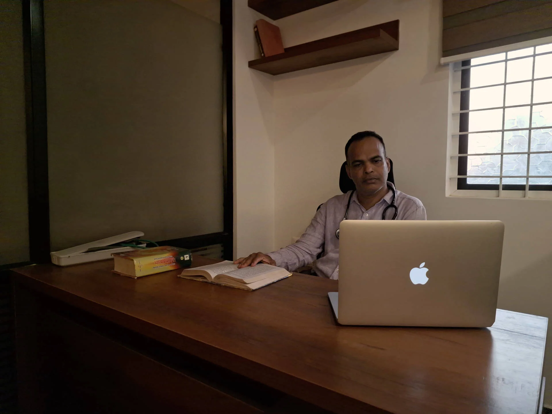 ಆಂತರಿಕ ಆರೋಗ್ಯ ಸಲಹೆಗಾರರಾದ ಡಾ. ಅನಿಲ್ ರೈ MD (Ayu), ಅವರು ತಮ್ಮ ಕ್ಲಿನಿಕ್‌ನಲ್ಲಿ ಲ್ಯಾಪ್‌ಟಾಪ್ ಮೂಲಕ ಆನ್‌ಲೈನ್ ಆಯುರ್ವೇದಿಕ್ ಕನ್ಸಲ್ಟೇಶನ್ ನಡೆಸುತ್ತಿರುವ ಫೋಟೋ.